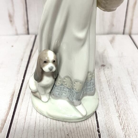 Vintage LLADRO #7617 Porcelain Figurine Garden Classic Woman & Umbrella **Broken - Picture 4 of 13